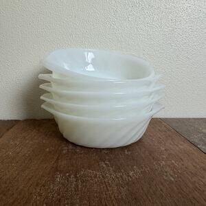 Anchor Hocking Fire King Milk Glass Set‎ of 5 Small Souffle ovenware dishes